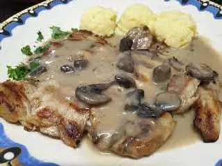 Пилешка паржола с гъбен сос и сотирани картоки (400г)