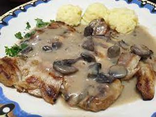 Пилешка паржола с гъбен сос и сотирани картоки (400г)