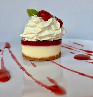 Sernik z owocami i sosem malinowym