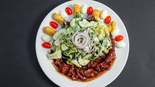 Теплый салат с кониной