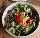 Салат з морепродуктами та кремом з вугра (не гострий)