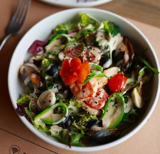 Салат з морепродуктами та кремом з вугра (не гострий)