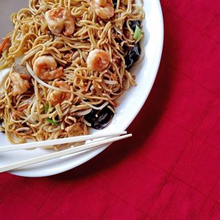 Massa frita com chop suey (vegetariano)