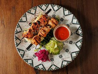 шашлик із індички з пікантною аджикою, маринованим кабачком та турте (300 г)