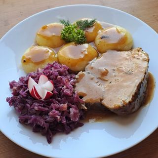 Pieczen w sosie wlasnym , kluski , surowka