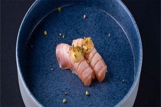 N11. Nighiri sake scottato