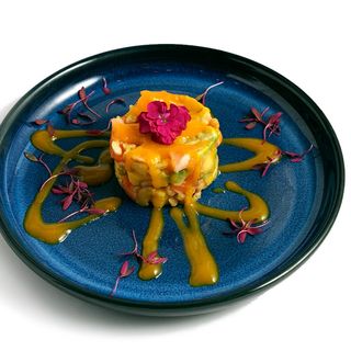 165.Tartar De Salmón Aguacate Mango Y Arroz Inflado