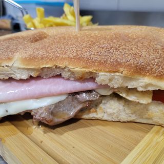 Lomito Cordobés clasico con papas fritas
