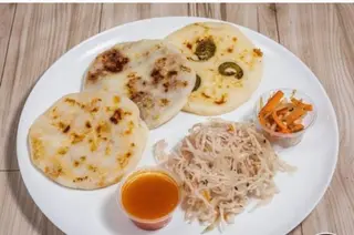 4 Pupusas De Queso Con Loroco