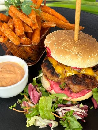 Burger cu carne de Salsicia si carofi prajiti