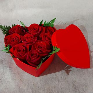 Corazón con 9 rosas rojas frescas