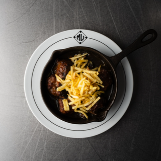 210 Mandonguilles mixtes amb sípia i patates palla