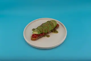 Tostada De Tomate, Aguacate Y Pesto