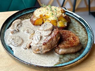 Телячі медальйони з трюфельним соусом  гарніром та салатом (300g)