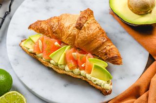 Croissant salmone e avocado