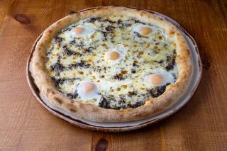 Pizza con uova di quaglia e tartufo