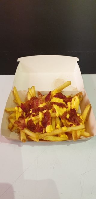 Patatine fritte Bacon e salsa Cheddar