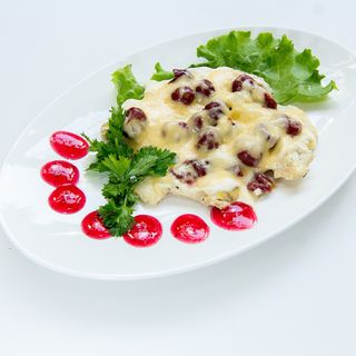 Філе індиче з вишнями під сиром (150г)