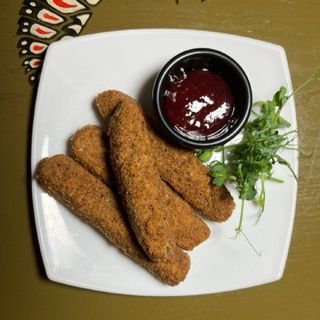 Сир Моцарелла обсмажений в сухарях з брусничним соусом (130/40г)