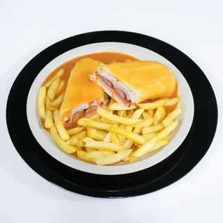Cachorro Especial com Batata Frita e Molho de Francesinha