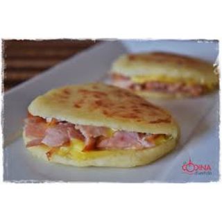 Arepa de jamón y queso