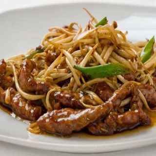 Ternera salteada con brotes de soja