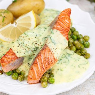 Łosoś w sosie śmietanowo – ziołowym