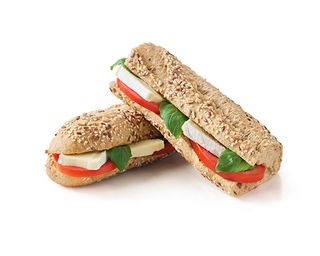 Sanduíche de Brie e manjericão