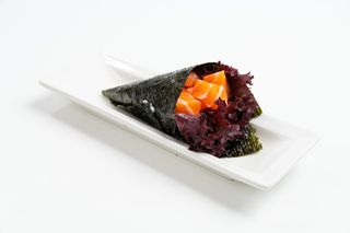 Spicy salmon Temaki