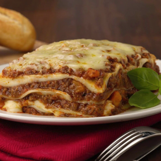 Lasanha de Bolonhesa com salada 