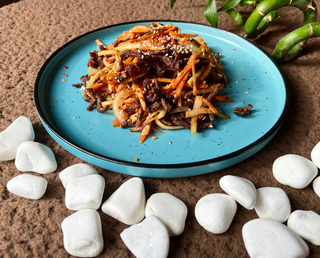 Vită crocantă cu țelină și susan