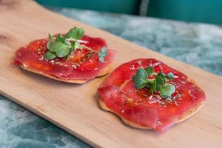 Pizza crujiente de láminas de atún