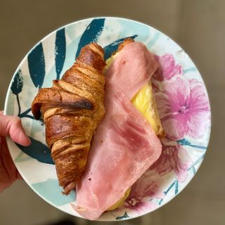 Croissant de jamón y queso 