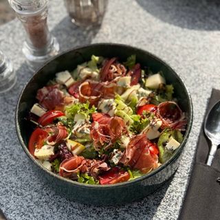 Салат з Хамоном, грушею та сиром Дор Блю