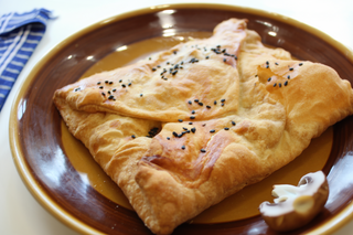 Kurczak ser i pieczarka w cieście francuskim