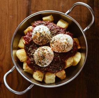 Tapa - Papas con salsa brava y alioli 