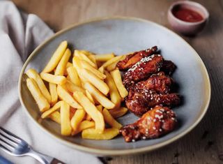 Aripioare în sos unagi cu cartofi pai