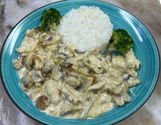 Курица в сметане с грибами и луком