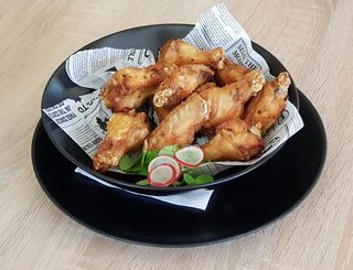 Aripi de pui crocante cu sos grecesc