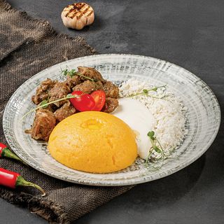 Tocană de pui cu mămăligă