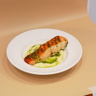 Лосось на подушке из картофельного пюре