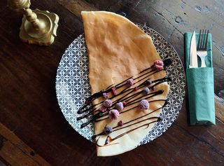 White chocolate & raspberries crepe