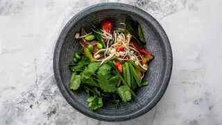 Тайский горячий салат с овощами