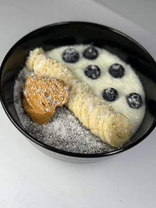 Budincă de chia cu fructe proaspete