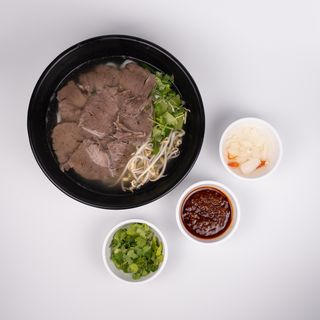 Zupa Pho z wołowiną gotowaną