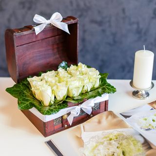 Lădiță Medie cu Trandafiri Albi