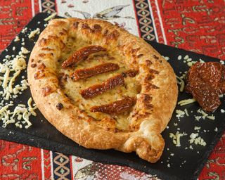 Chaczapuri Adżarskie Trzy Sery i Suszone Pomidory