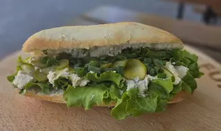 Bagietka z pastą z jajkiem i grillowanym kurczakiem