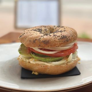 Aguacate, huevo y tomate