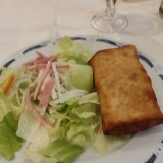 8. Ensalada China con Rollo de Primavera